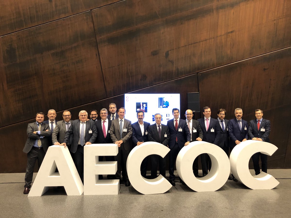 Parte del equipo de Grupo Fuertes -con directivos de ⁦<a href="/ElPozoAlimenta/">ElPozo Alimentación</a>⁩, ⁦<a href="/fripozo/">Fripozo</a>⁩, @Aquadeusmineral⁩ y ⁦<a href="/quesopalancares/">Palancares</a>⁩- desplazado a Bilbao, posa antes del inicio de la segunda jornada de ⁦<a href="/AECOC_ES/">AECOC</a>⁩