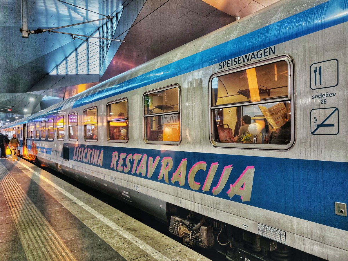 _DiningCar's tweet photo. 🇸🇮🍽️ This is nothing but amazing 🤩! Exceptionally today w/ #EC151 "Emona" (#Vienna🇦🇹-#Ljubljana🇸🇮) is a more vintage & even more beautiful @slozeleznice🇸🇮 #diningcar. Nice table lamps, #FensterAuf, @unescowhc "Semmering Railway" & delicious ham&eggs... What else to wish for 😍? https://t.co/4qzG3qGCQU