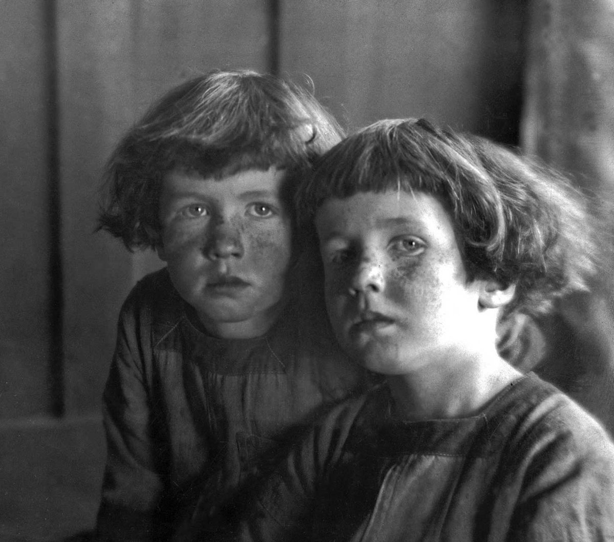 Twin boys, 1921 - by Imogen Cunningham (1883 – 1976), USA
#ImogenCunningham
mutualart.com/Artwork/-TWIN-…