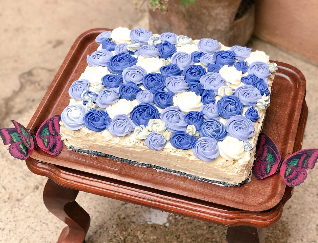 EbtisamHussien's tweet photo. Once in awhile right in the middle of an ordinary life, love gives us a fairytale and #etuscupcakes gives you a sweet #weddingcake
.
#etuscupcakes #simpleweddingcake #womaninbiz #Baker #eritrea #asmara https://t.co/H9Yg4TkZhO