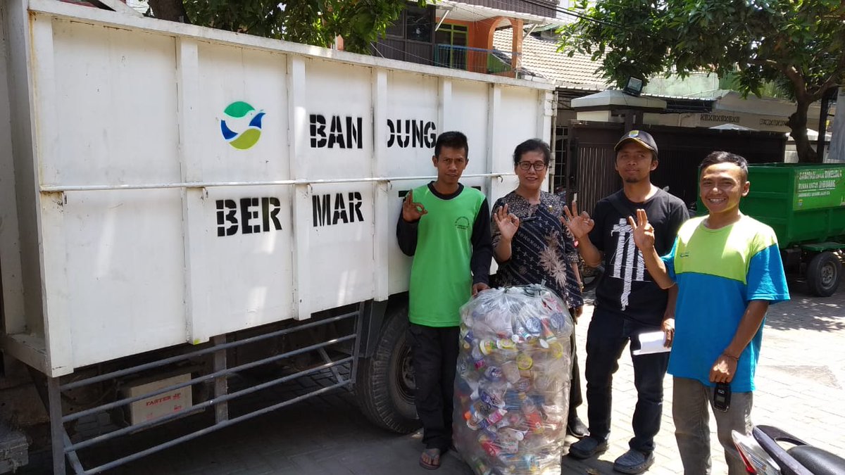 KecBankul's tweet photo. Penimbangan pengumpulan sampah Anorganik dari para ASN se-kecamatan Bandung kulon
. https://t.co/3lYkZn0Tb2