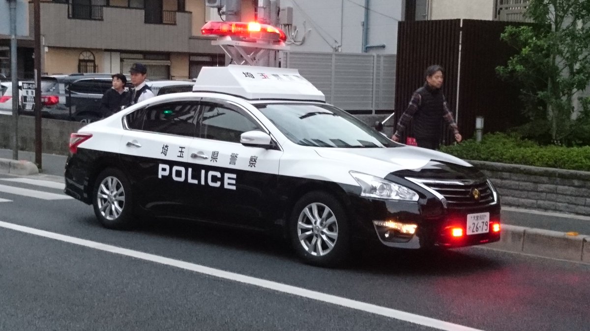 珱涼 Ar Twitter 埼玉県警察 ティアナパトカー 浦1 ティアナの赤色灯上げてんの初めて見た あとおまけのキャラバン