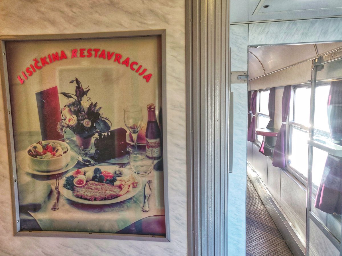 _DiningCar's tweet photo. 🇸🇮😍 More pics📸 from the inside of this BEAUTIFUL @slozeleznice🇸🇮 #diningcar, exceptionally in service today w/ #EC151 "Emona" (#Vienna🇦🇹-#Ljubljana🇸🇮). A bar, table lamps, carpet, curtains, table cloths, #FensterAuf, vintage posters in the wall & an amazing scenery outside 🤩! https://t.co/5fk8YmjOsZ