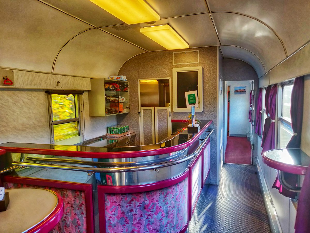 _DiningCar's tweet photo. 🇸🇮😍 More pics📸 from the inside of this BEAUTIFUL @slozeleznice🇸🇮 #diningcar, exceptionally in service today w/ #EC151 "Emona" (#Vienna🇦🇹-#Ljubljana🇸🇮). A bar, table lamps, carpet, curtains, table cloths, #FensterAuf, vintage posters in the wall & an amazing scenery outside 🤩! https://t.co/5fk8YmjOsZ