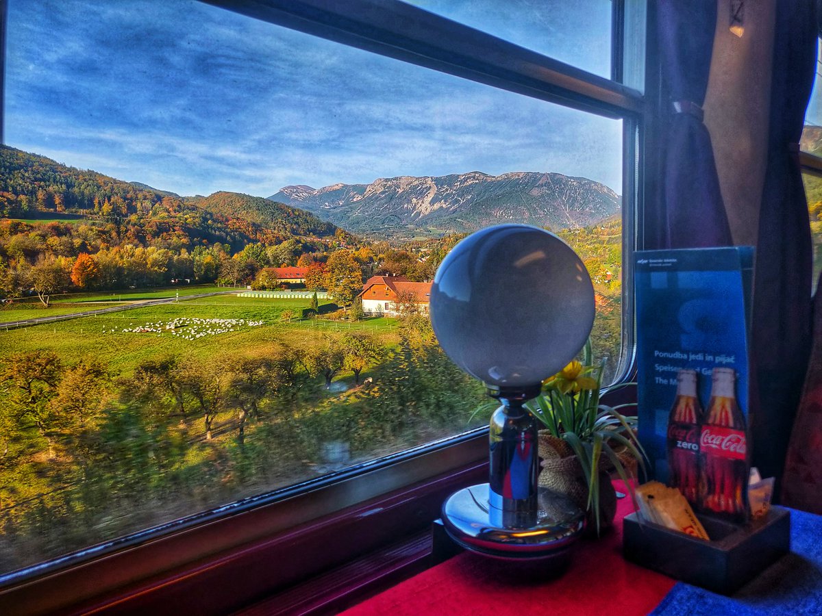 _DiningCar's tweet photo. 🇸🇮😍 More pics📸 from the inside of this BEAUTIFUL @slozeleznice🇸🇮 #diningcar, exceptionally in service today w/ #EC151 "Emona" (#Vienna🇦🇹-#Ljubljana🇸🇮). A bar, table lamps, carpet, curtains, table cloths, #FensterAuf, vintage posters in the wall & an amazing scenery outside 🤩! https://t.co/5fk8YmjOsZ