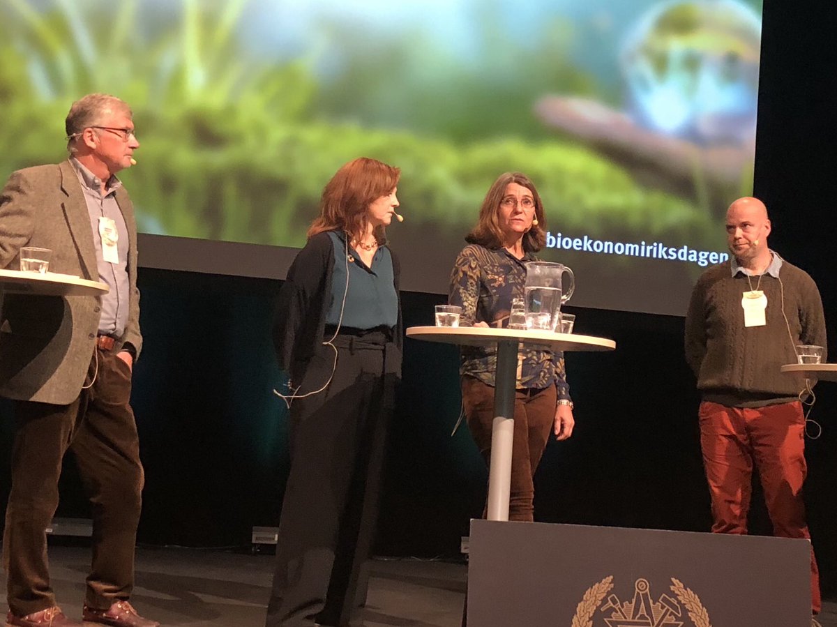 Skogsindustrin's tweet photo. ”Svenska skogen och dess produkters klimatnytta är i snitt 93 miljoner ton CO2e varje år. Det är gigantiskt mycket! Varje gång du väljer trä istället för fossila material bidrar du till denna klimatnytta.” @CarinaHakansson på #bioekonomiriksdagen Läs mer: https://t.co/UJ7BJTL358 https://t.co/DHL5ga4l3H