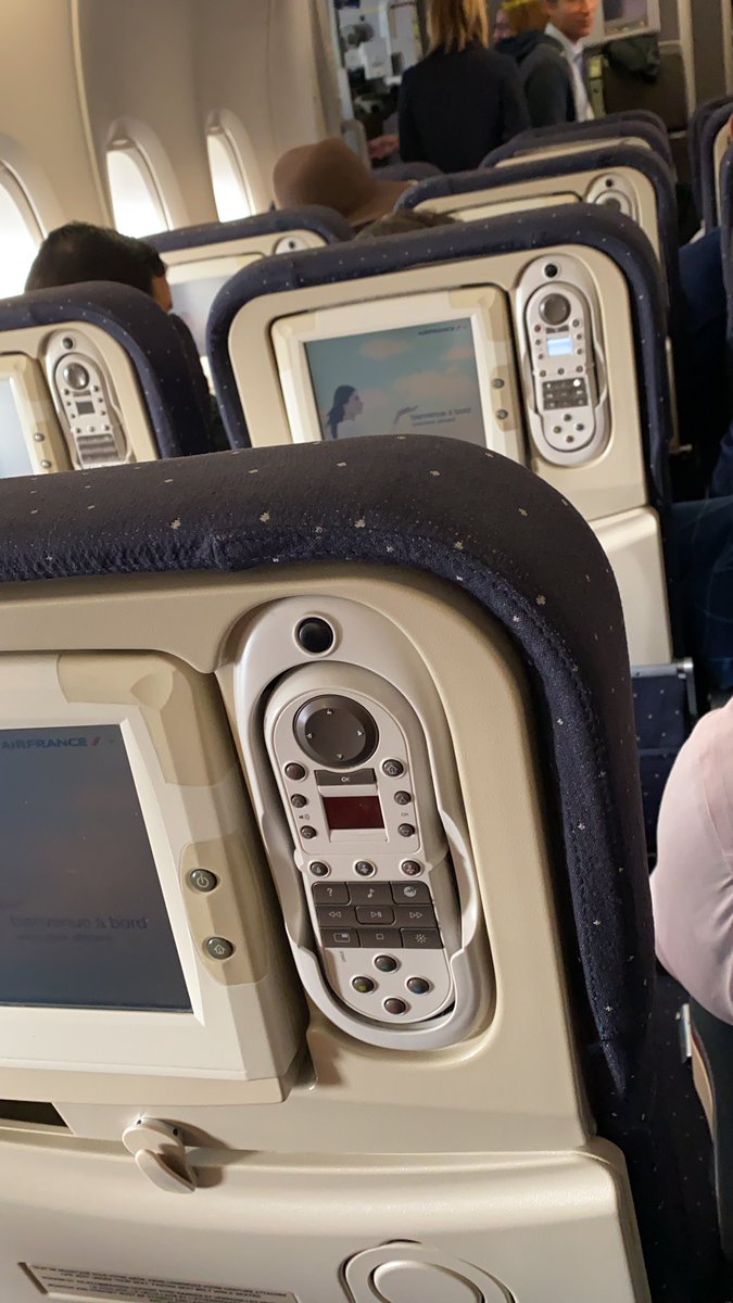 anthonydufour's tweet photo. Sièges vintages à moitié défoncés. Écrans du siècle dernier. L’A380 version bétaillère d’@AirFranceFR #AF066 #fuckingfranceisintheair https://t.co/PXSaexYRia