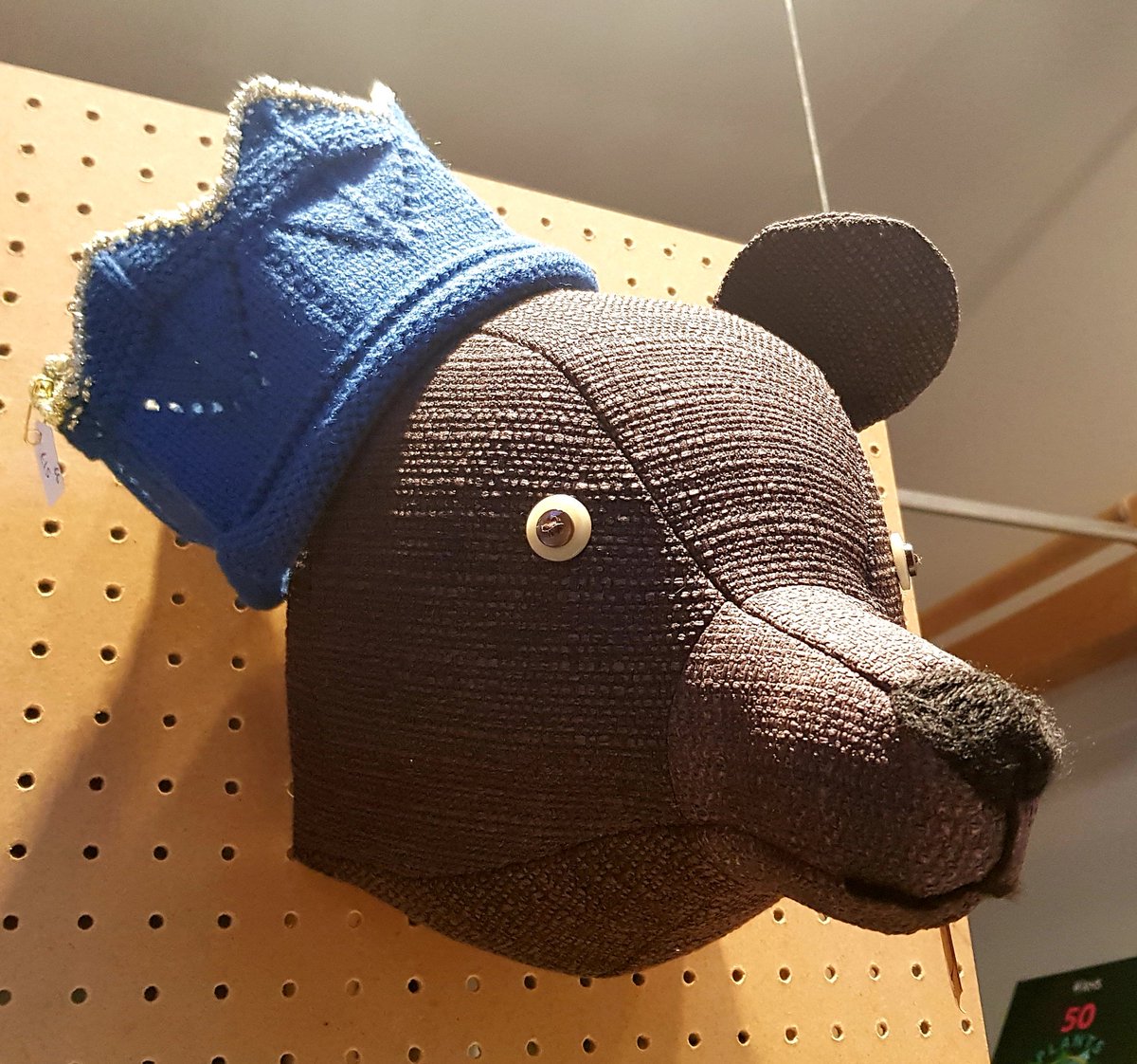 arteriashop's tweet photo. Good morning bear with crown 🐻👑
#nicewelcome #heisinourwindow https://t.co/AMW7H3Rgf8