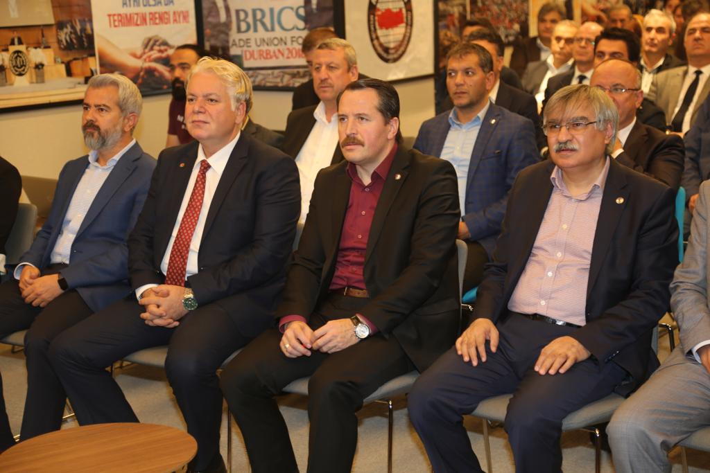 EgitimBirSen's tweet photo. #OdakAnaliz4 “Mesleki ve Teknik Eğitime Bakış” araştırmamızı kamuoyu ile paylaştığımız basın açıklamamız başladı. Raporumuzu hazırlayan @ebsamebs uzmanlarımızdan Serkan Yurdakul sunumunu gerçekleştiriyor.

@srknyrdkl https://t.co/ndekt6UxfE