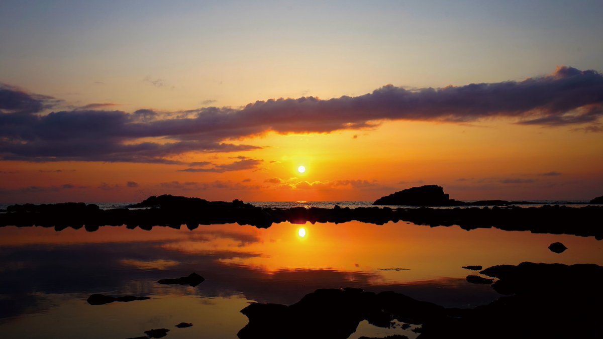 Guidoor運営事務局 Auf Twitter 黄金に輝く海 留萌市 の 黄金岬 日本海に沈む 夕陽 が奇岩のシルエットを際立たせ 黄金色 のリフレクションにアクセントを与えています 留萌の 激しい波は世界三大波濤のひとつ 眩い黄金の光や豪快な波濤が楽しめる 絶景