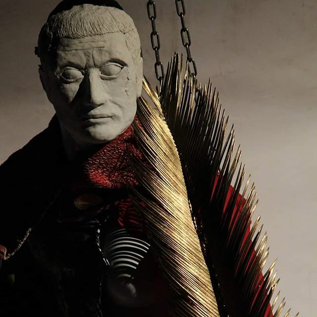 Stasera, ore 21.30.
GIULIO CESARE
Con Michele Spanò, Francesco Deri, Michela Gatto
Luci e musiche Emanuele Visconti
Regia e scene Francesco Deri “Il tiranno non è solo colui che tormenta i nostri giorni, spaventa il nostro vivere in comune e minaccia il nostro futuro; il tir…