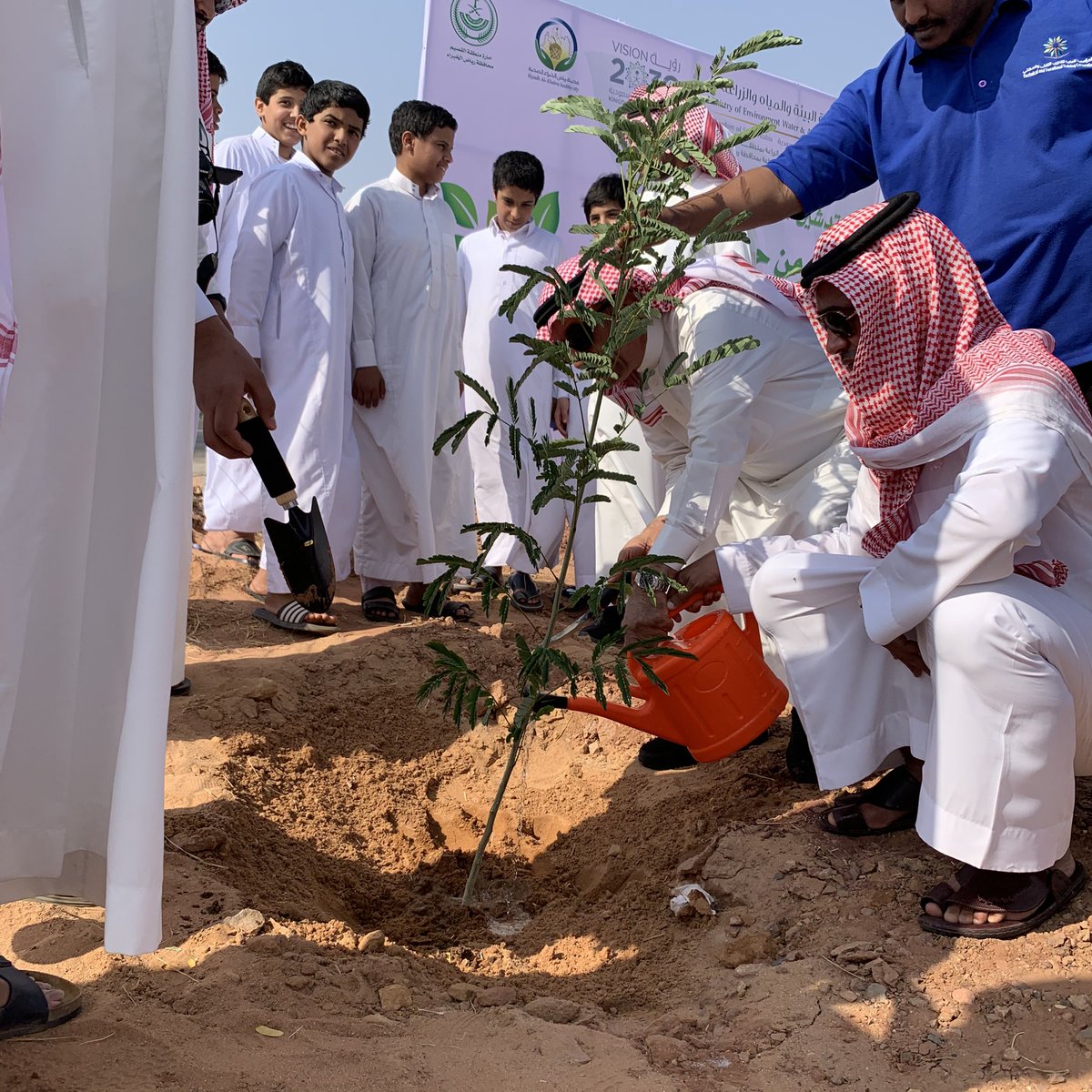 rakhealthy1's tweet photo. دشن سعادة محافظ رياض الخبراء رئيس اللجنة الرئيسية اليوم الخميس الموافق ٢٥-٢-١٤٤١هـ المرحلة الخامسة من حملة ارض القصيم خضراء 
التي اقامها مكتب البيئة و المياه و الزراعة بالتعاون مع بلدية رياض الخبراء و لجنة أصدقاء البيئة بالمحافظة بحضور عدد من مدراء الدوائر الحكومية و الأهالي https://t.co/6Dc2osHUIA