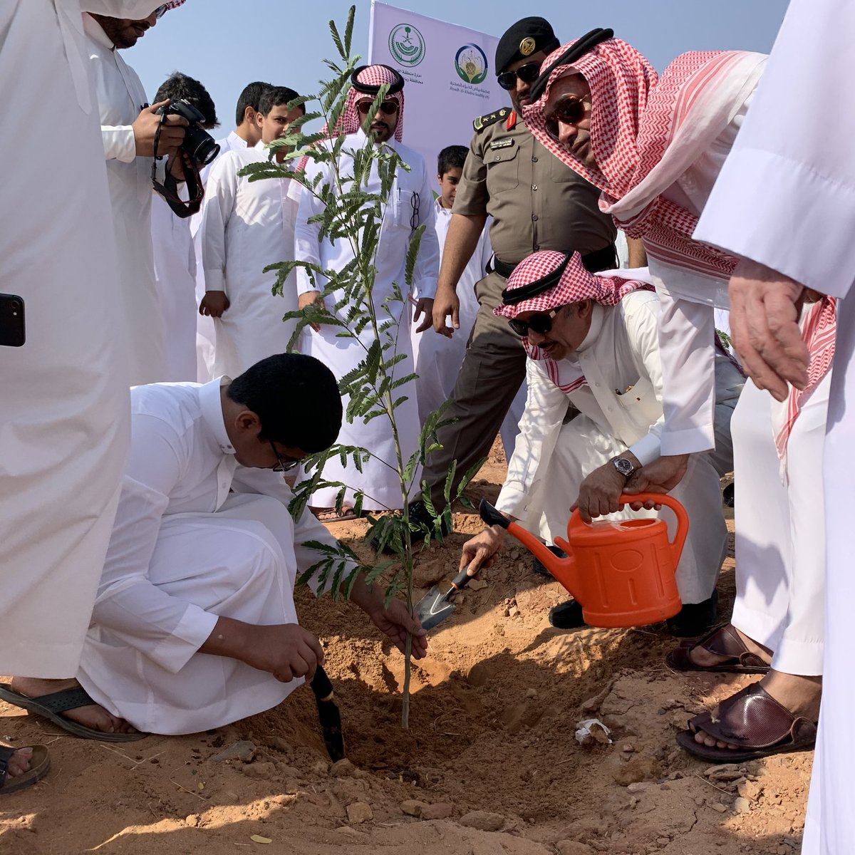 rakhealthy1's tweet photo. دشن سعادة محافظ رياض الخبراء رئيس اللجنة الرئيسية اليوم الخميس الموافق ٢٥-٢-١٤٤١هـ المرحلة الخامسة من حملة ارض القصيم خضراء 
التي اقامها مكتب البيئة و المياه و الزراعة بالتعاون مع بلدية رياض الخبراء و لجنة أصدقاء البيئة بالمحافظة بحضور عدد من مدراء الدوائر الحكومية و الأهالي https://t.co/6Dc2osHUIA