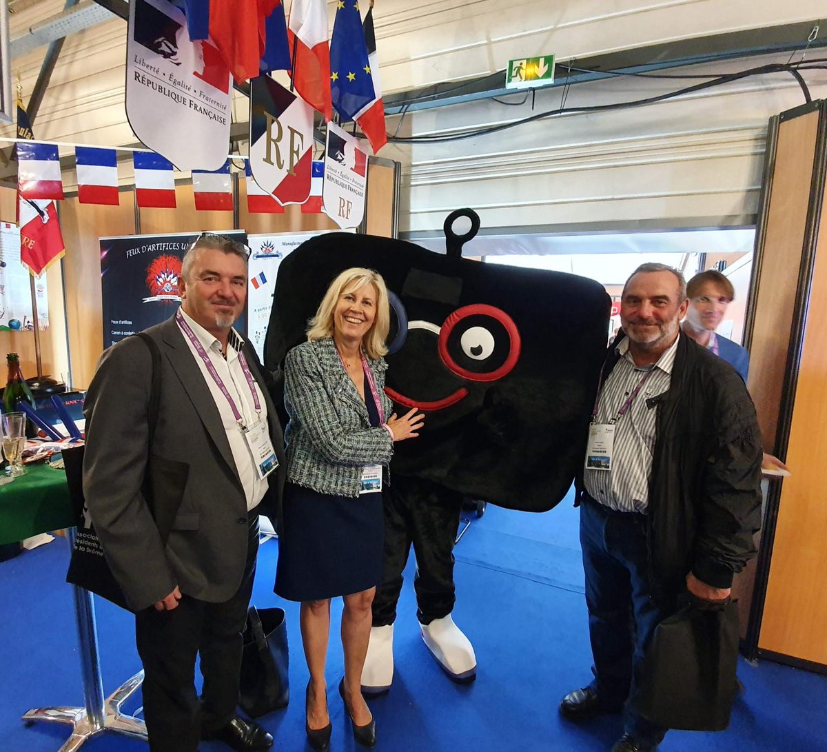 fandvl's tweet photo. Amis Toulousains ! Notre mascotte Bob l'écran est en voyage au salon Siane (salon des partenaires de l'industrie) sur le stand de Repro-Tech jusqu'à ce soir ! 
#Siane #Toulouse #occitanie #csubtil #innovation #hightech  
https://t.co/ccTGpu8Pei
https://t.co/Ca5k8AW6km https://t.co/ISYdVQcnQr
