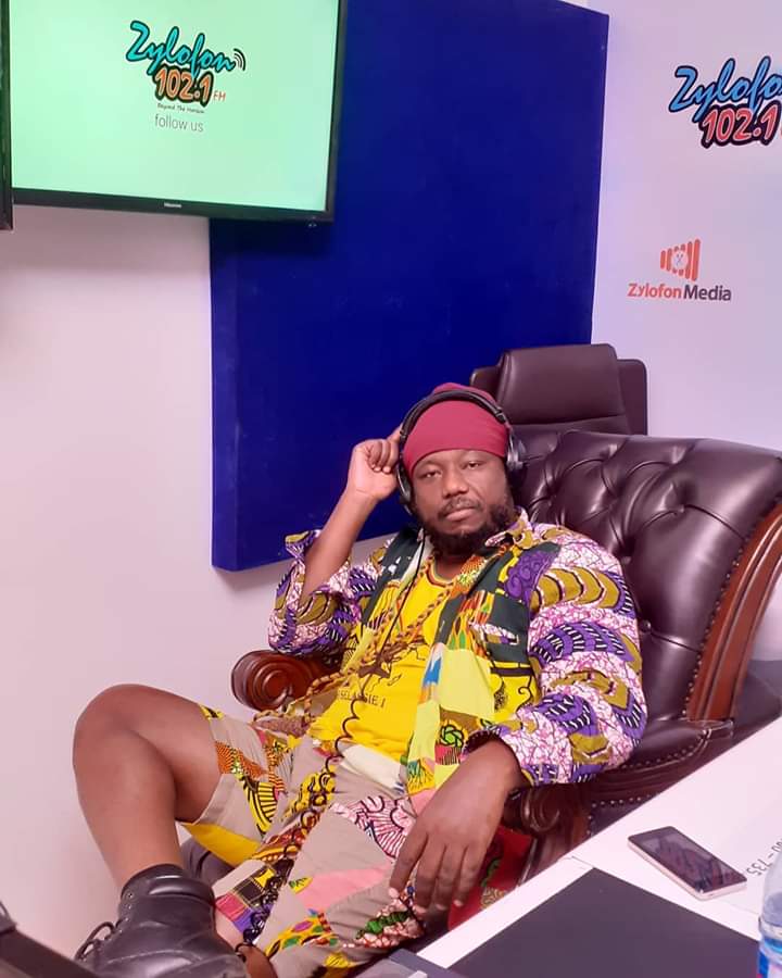 BAfibi's tweet photo. The Thursday edition of the #TaxiDriverShow pon @zylofon1021fm with #ReggaeMuKakai #WalkingEncyclopaedia #HistoryTeacher #Rootical @Blakkrasta more fire 🔥 works #Agyankaba #AfricanHistoryClass #taxijam #KuchokoRevolution #TimbuktuByRoad @BORBOR_SLY @RasTutuffalo @DaavibaW https://t.co/KeyY3TJrMx