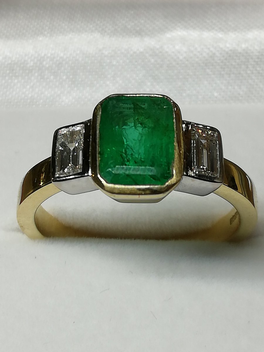 Another stunning piece to add to our collection. 18ct gold with a vibrant green emerald and flanked with baguette diamonds. #Emeralds  #Diamonds #artdeco
