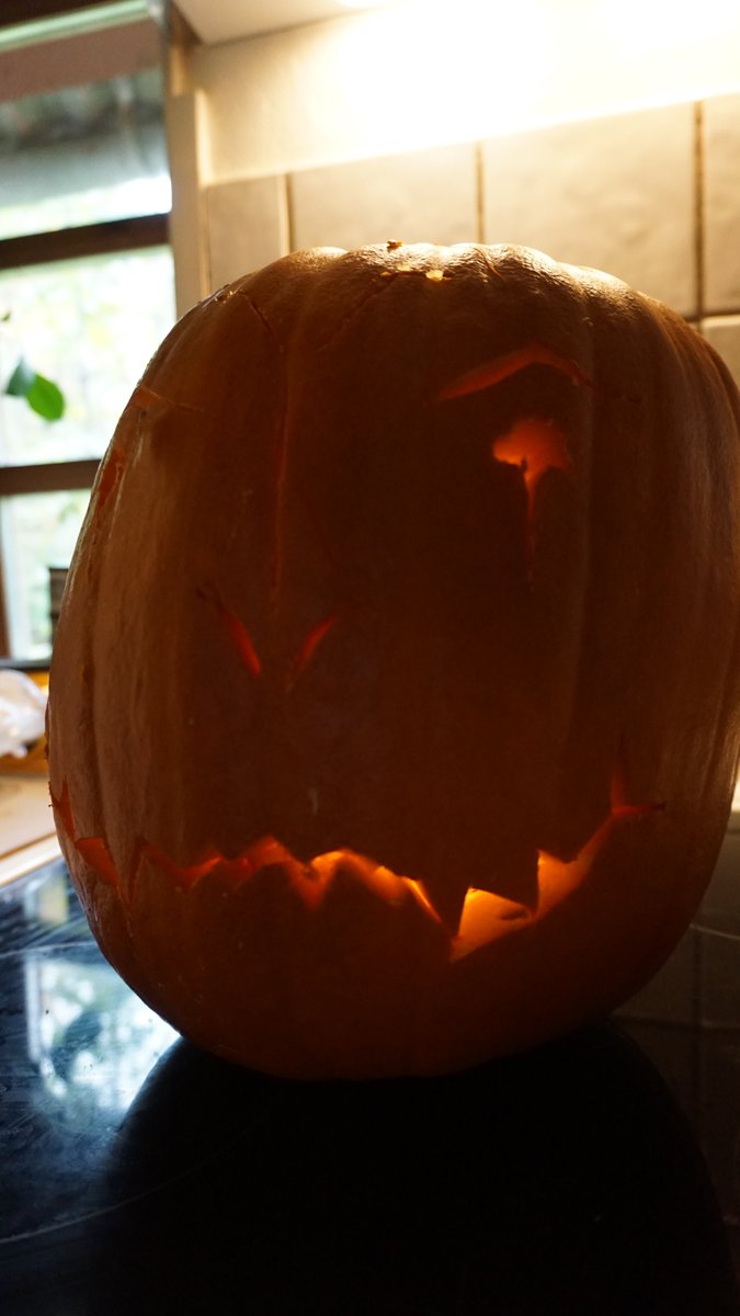 Sarah_Vanth's tweet photo. #halloween2019 #Halloween #Pumpkins #pumpkincarving #pumpkinseeds https://t.co/44suFdjcMy https://t.co/bdY7UJ4EI2