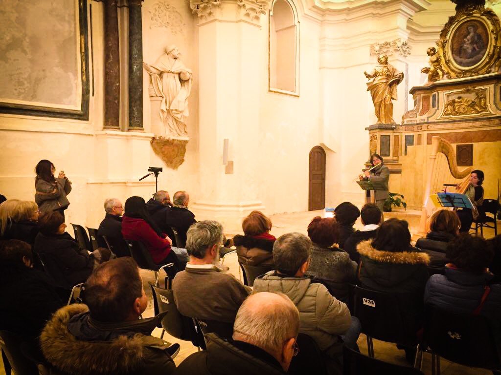 Anche al freddo si suona....la musica scalda tutto...