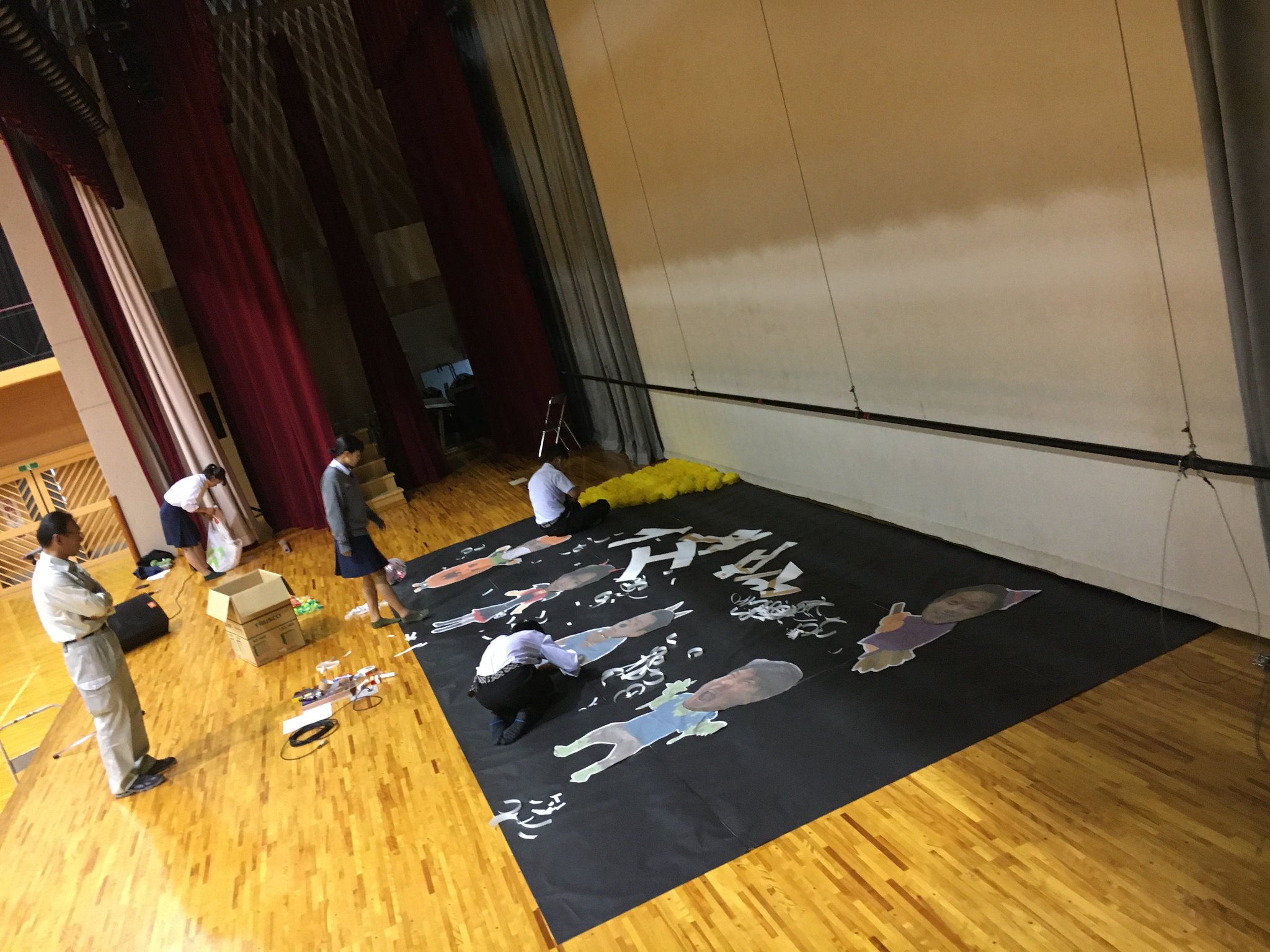仙台工業文化祭 公式 前回の進捗状況から大躍進 体育館装飾 体育館のステージに取り付ける一歩手前まで来ました 仙台工業を盛り上げてくれる先生方の あられもないハロウィン風実写イラストがトレードマークです 当日はこれをバックに