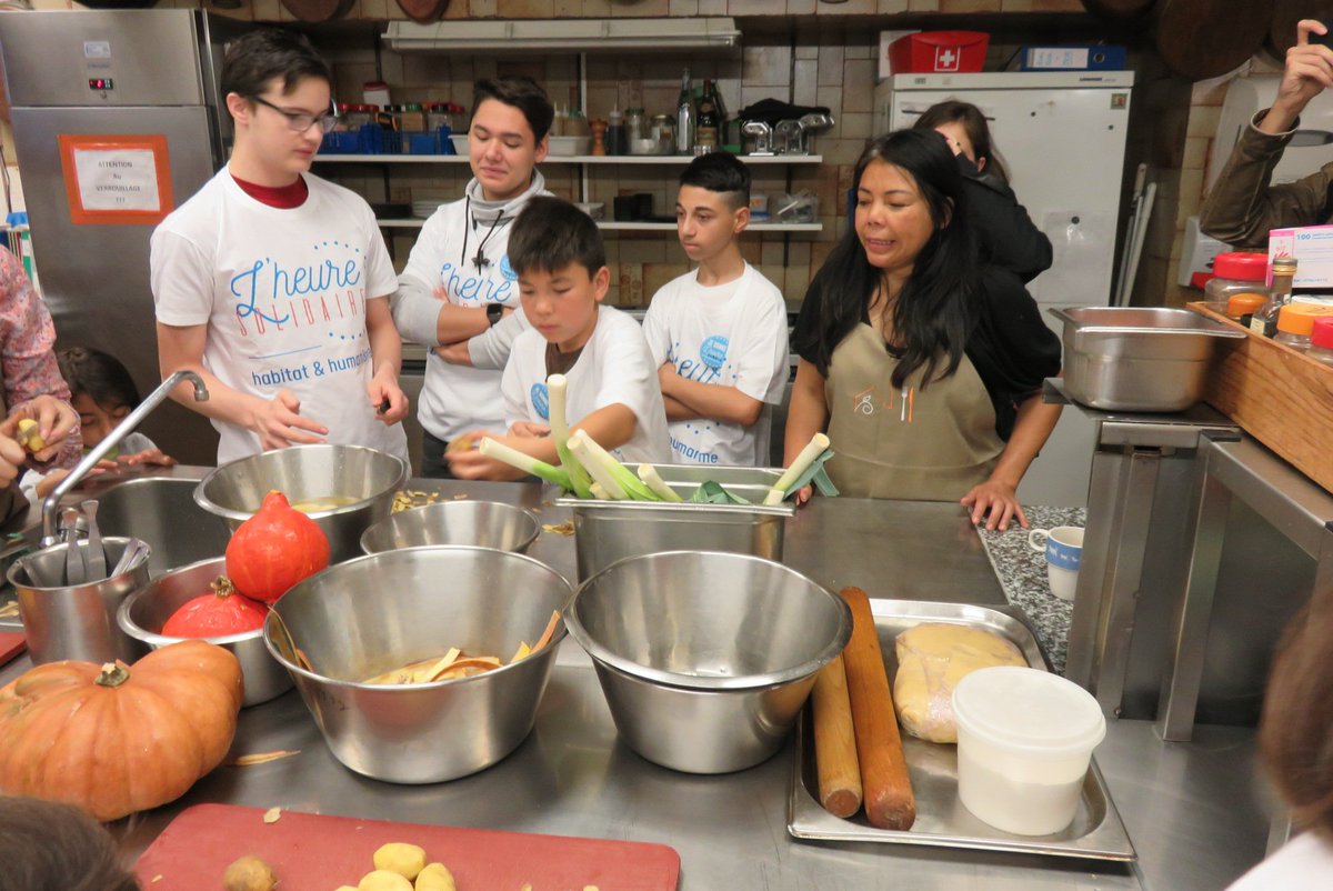 HabitatetHumani's tweet photo. Pour l'#HeureSolidaire, le somptueux @ChateauCoudree a ouvert ses cuisines aux enfants logés par Habitat et Humanisme Haute-Savoie et la cheffe étoilée Marina Réale Laden a livré de précieux conseils à nos apprentis cuisiniers ! https://t.co/alteHsA55x