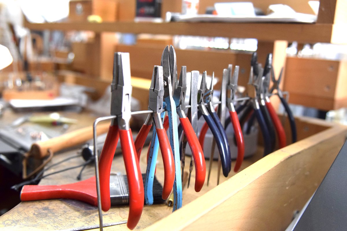 Casting call! <a href="/BBCTwo/">BBC Two</a> are looking for Britain's next jeweller for an all-new TV series to be filmed in the #JQ 💍📽

Find out more and apply online: bit.ly/AllThatGlitter…