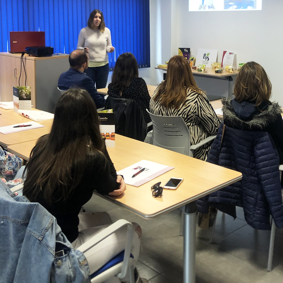 aeibajocinca's tweet photo. Disfrutando con la intervención de Elena Sánchez, jefa de producción y calidad en #PipsNature en la Jornada MEQUINENZA EMPRENDE, organizada junto al @emprenderIAF @AragonEmprende 
#laintersectorial #bajocinca #baixcinca #semanadelemprendimiento #mequinenza  #aragonemprendedor https://t.co/G5vLbdDfCy