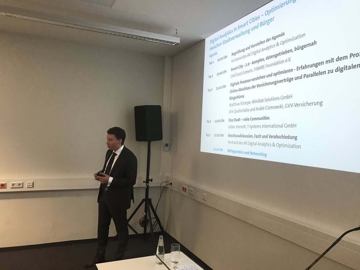 Bitkom_Software's tweet photo. Georg Klassen von @RohdeSchwarz eröffnet den Slot zu #DigitalAnalytics in #SmartCities auf der ##sccon19 Wir freuen uns über das große Interesse und sind gespannt auf den Workshop. https://t.co/a4uuvWsxwo