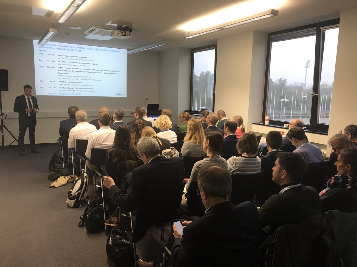 Bitkom_Software's tweet photo. Georg Klassen von @RohdeSchwarz eröffnet den Slot zu #DigitalAnalytics in #SmartCities auf der ##sccon19 Wir freuen uns über das große Interesse und sind gespannt auf den Workshop. https://t.co/a4uuvWsxwo