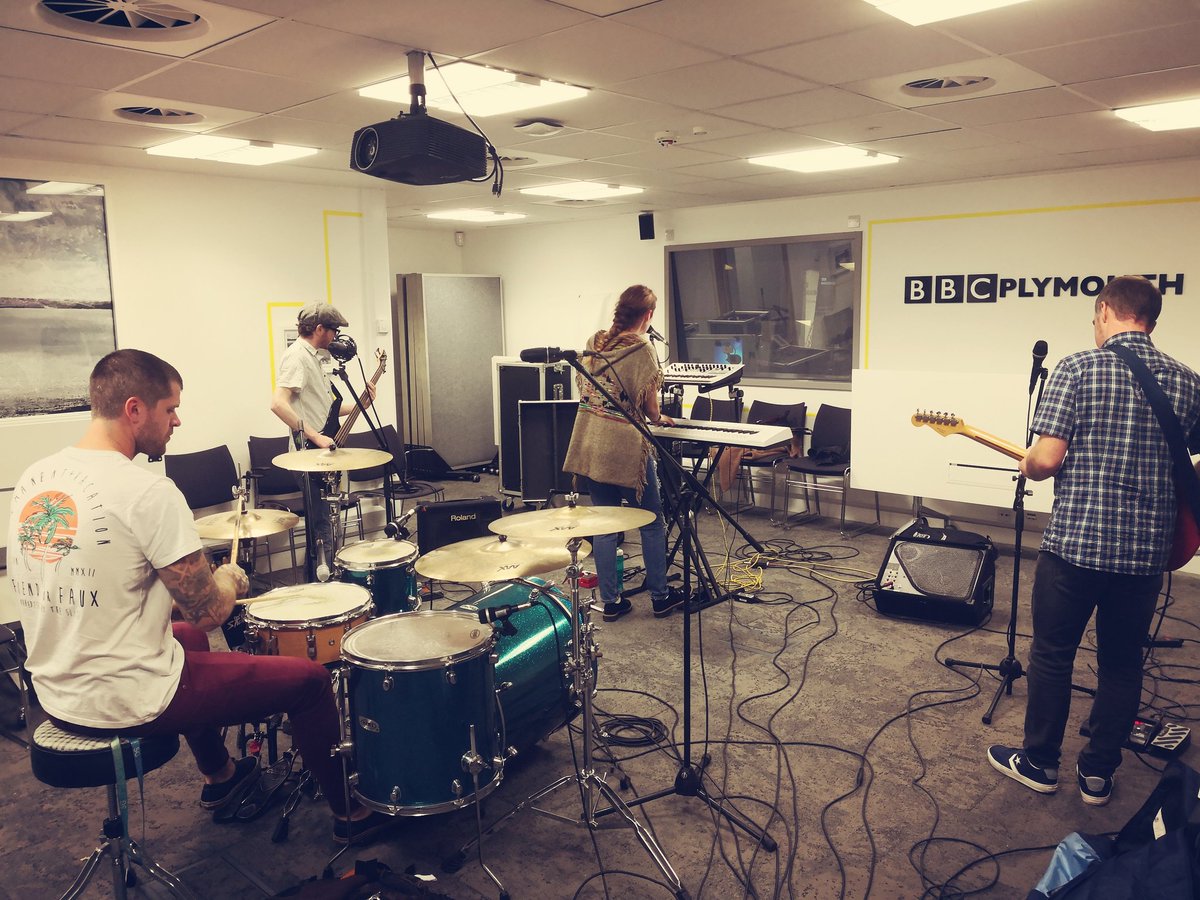 We had a blast playing and chatting at BBC introducing live lounge Devon + Cornwall last night. Thanks @SarahEGosling for inviting us and Ally for making us so welcome! Can't wait to hear it soon 😁