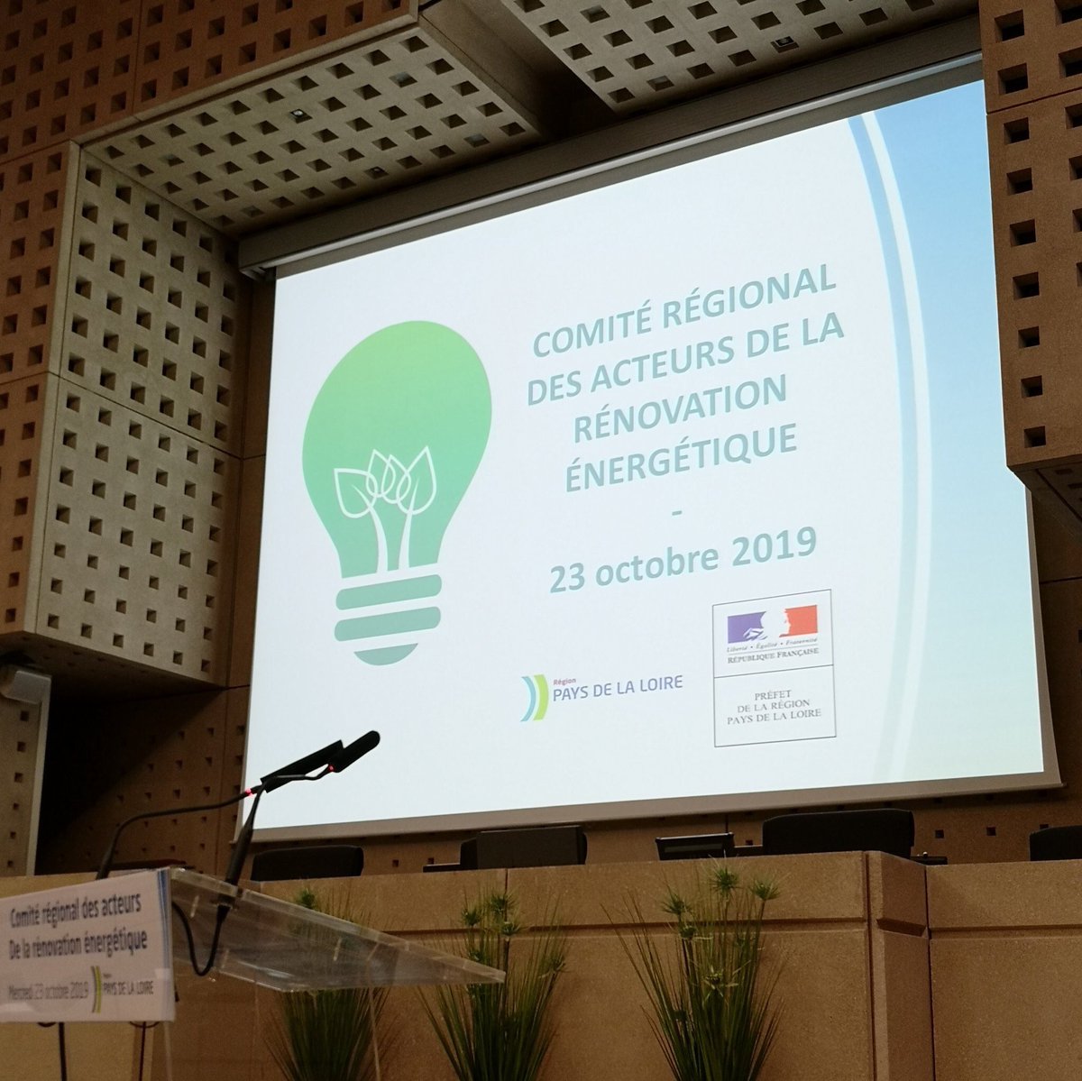 laurentgerault's tweet photo. Installation avec @Prefet44 du 1er comité régional des acteurs de la #RénovationEnergétique à @paysdelaloire
Collectivités, filières, asso. @ademe pour co-construire le #PREE et #SPHEE
▪️Etats des lieux
▪️Nouveaux dispositifs #SARE #PITE
▪️Nouveaux Outils région #SEMCV #PTRE https://t.co/duDYFB1iFS