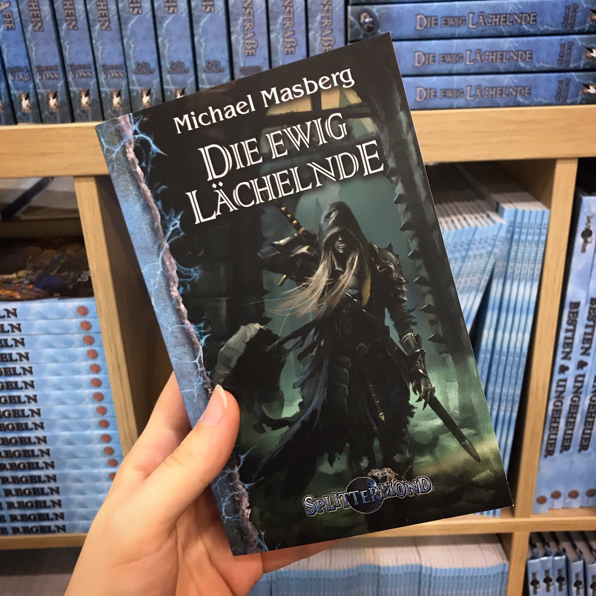 RefiningReality's tweet image. Wir sind ab heute auf der #SPIEL für euch da! Kommt vorbei und lasst euch zB einen brandneuen @splittermond-Roman von Michael Masberg signieren - heute 12-13 Uhr 😊 #Splittermond #Spiel2019