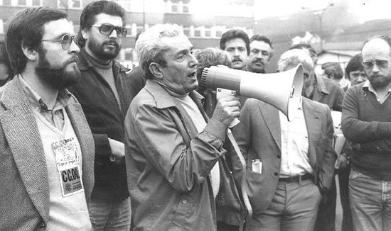 Hoy es un día para recordar y reconocer a los miles de mujeres y hombres de <a href="/CCOO/">Comisiones Obreras</a> que con sangre, sudor y lágrimas, dejándose la vida, lucharon por una España democrática fundada en la libertad, la igualdad y la fraternidad.

Porque fueron somos; porque somos serán. Seguimos.