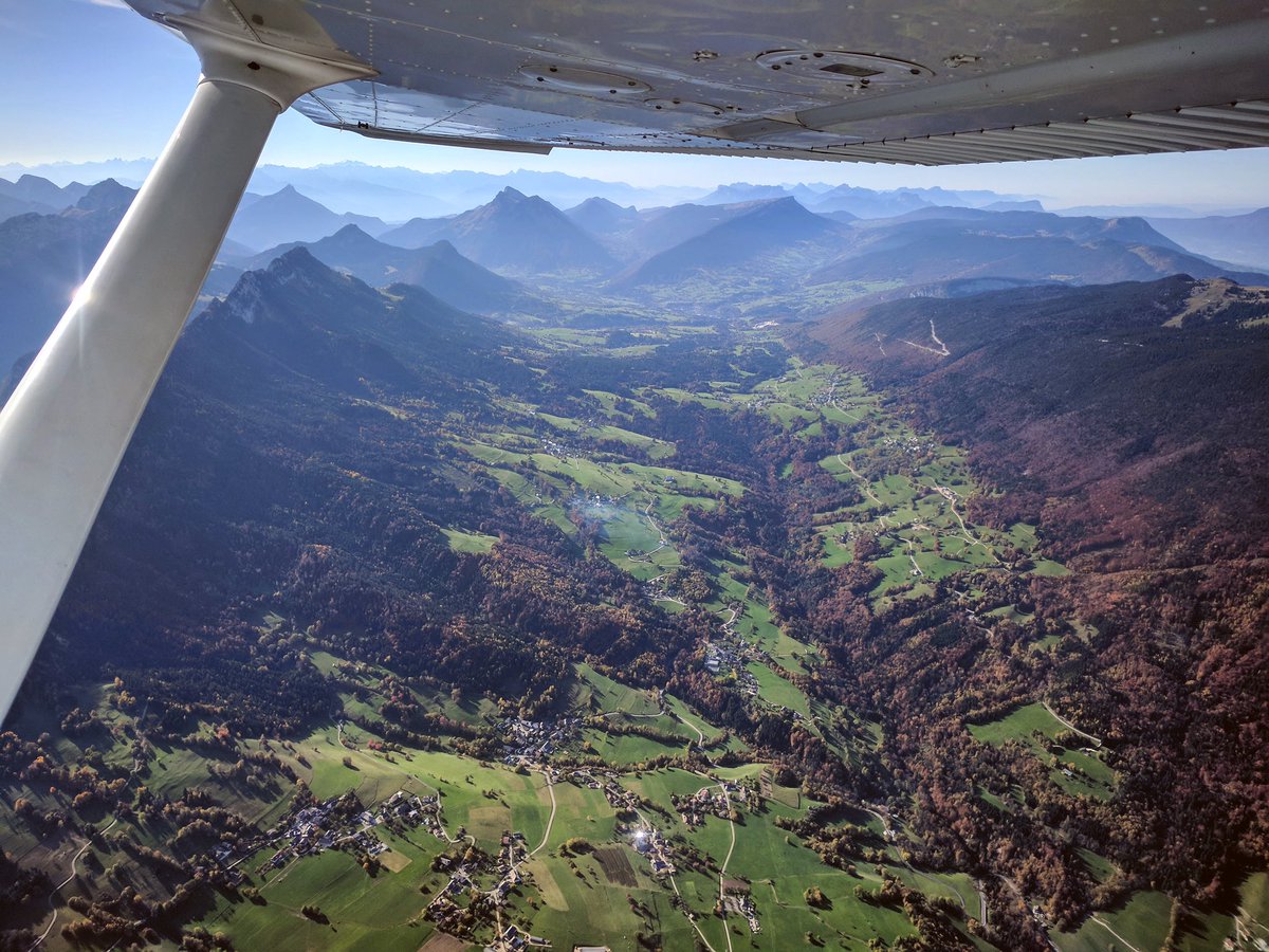 AlpineAirlines's tweet photo. The sun will be there for all this weekend ! A great opportunité to join us in Chambéry to enjoy a sightseeing flight! 🌲🍂 ⁣
⁣
#alpineairlines #chambery #courchevel #frenchalps #autumn #aircraft #sun #sightseeingflight ⁣
⁣
https://t.co/NwCt8grGTU https://t.co/ApDMXiimto