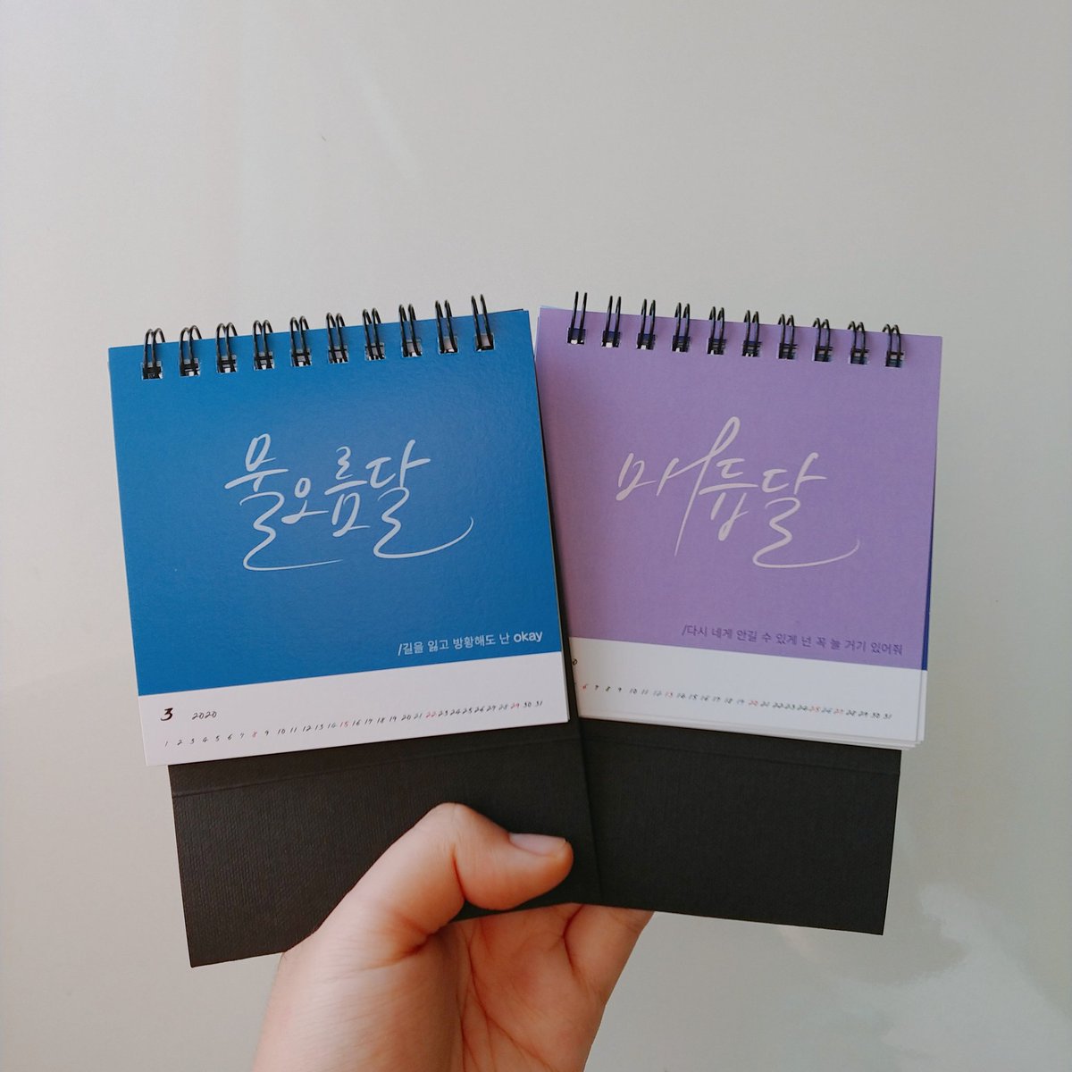 BLUEWAVE_1122's tweet photo. RT 추첨 1분 💙

운좋게도 포스트링 달력 체험단에 당첨되어서 만들게된 일코용 💙RENDEZ-VOUS💙 마트료97 달력입니다!
손바닥만한 미니미 사이즈에요😆
자세한 후기는 타래로!!

#포스트링 #달력재작 #캘린더제작 #탁상달력 #소량제작 https://t.co/2sGRTnGgq5