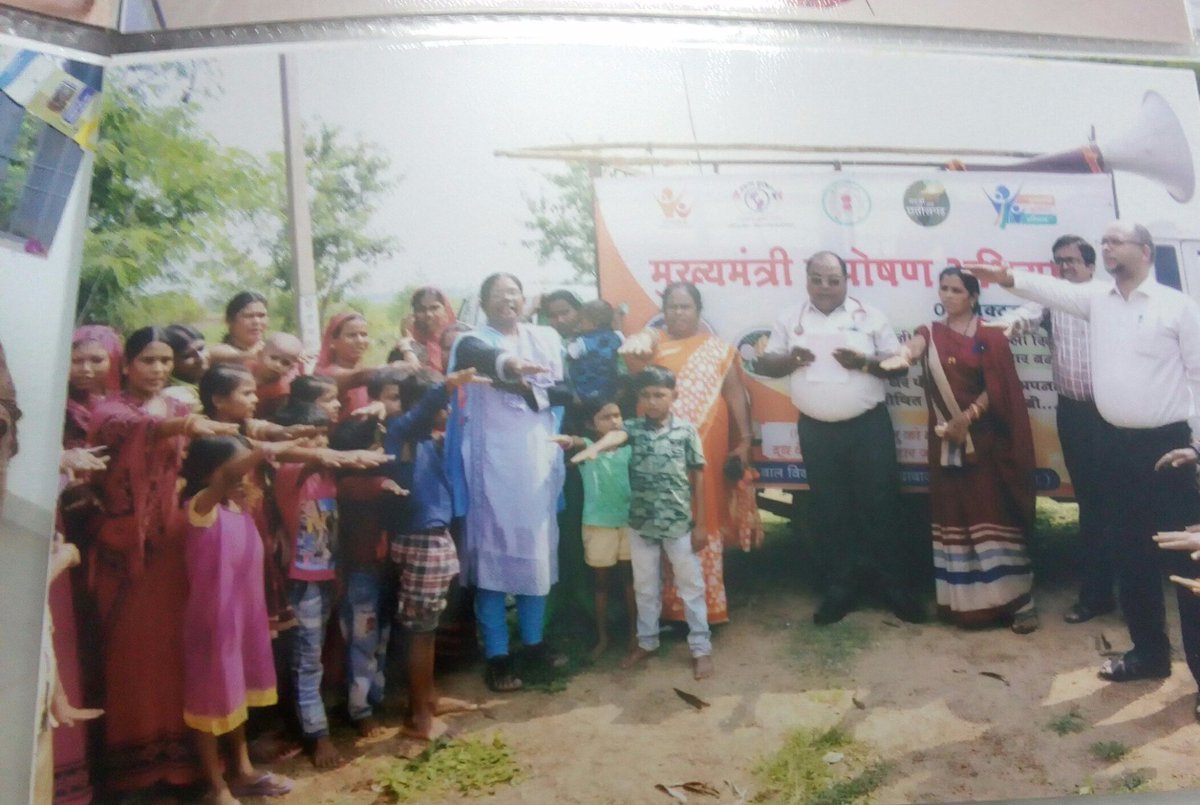 PBalodabazar's tweet photo. District officials along with community members taking pledge on maintaining a clean,hygenic environment and consumption of locally available nutrient rich food https://t.co/dw9ZyQhGCj