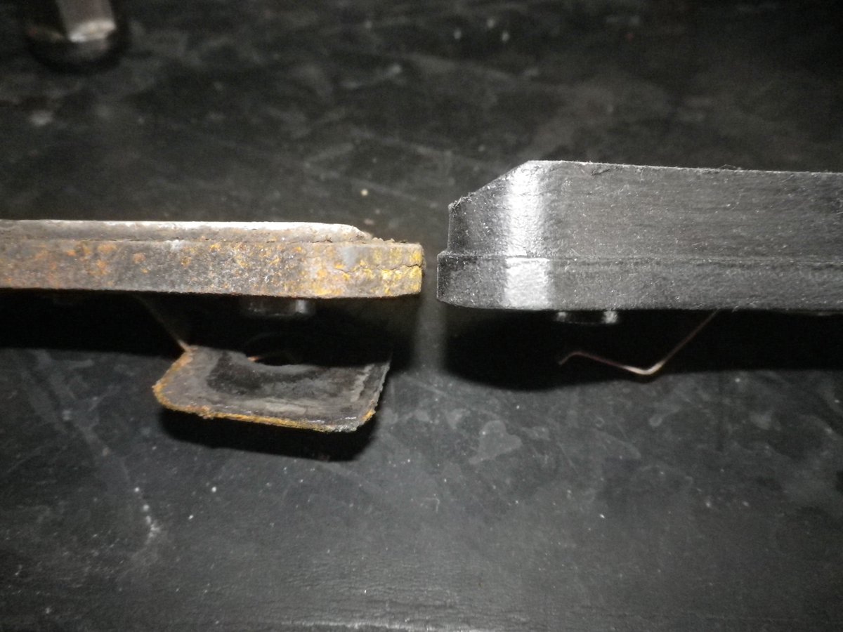 オートバックス御殿場店 あいにくの雨模様ですね 本日はブレーキパット交換を行いました クルマの前のほうから音がする とのご相談を受けまして点検しましたが パットの残りが数ミリしかありませんでした 早めの点検 交換をしましょう ブレーキ