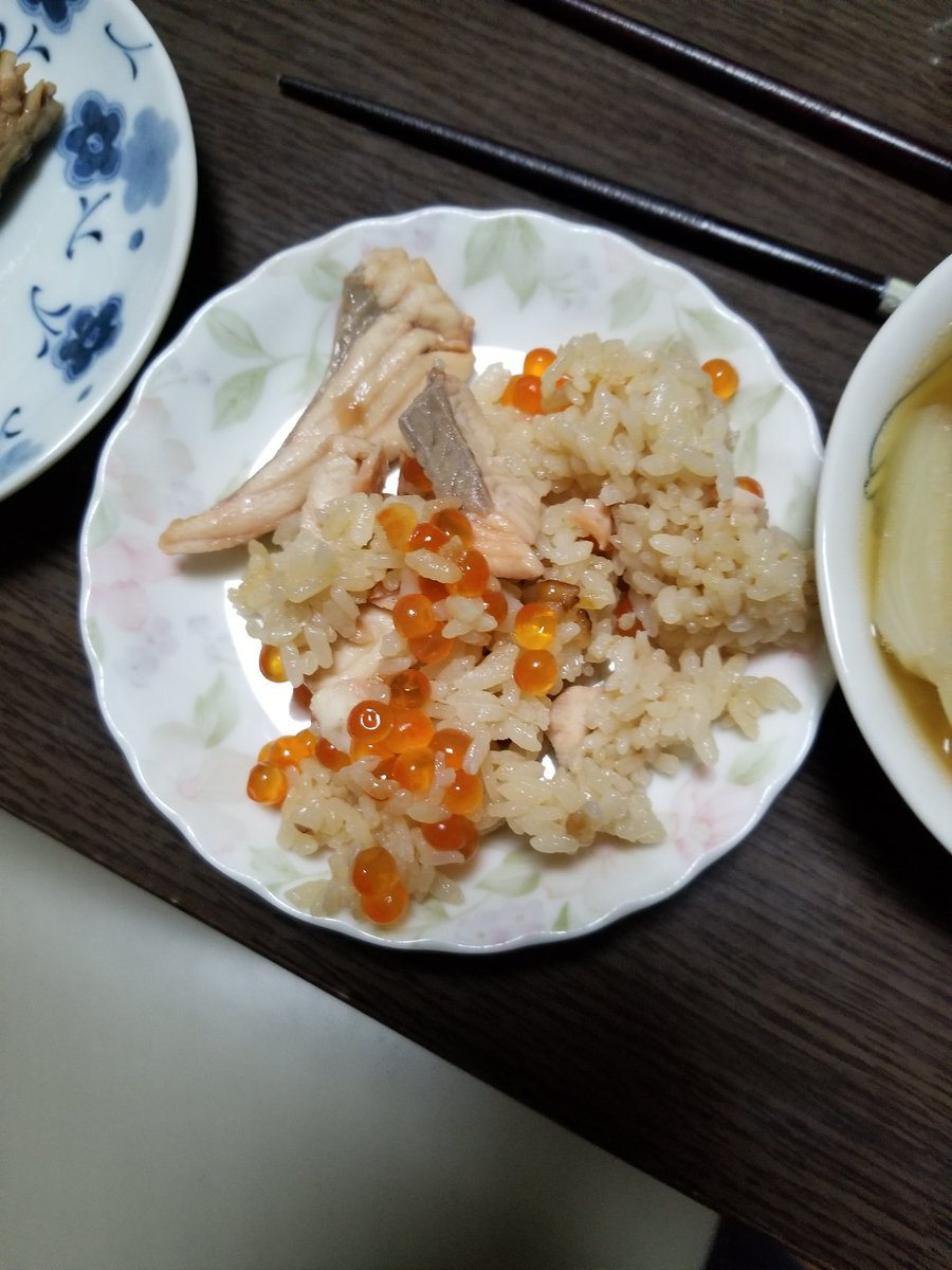 お母さんが町の料理教室イベントで作ったーとのことでまたはらこ飯だぜ イクラうま エマのイラスト