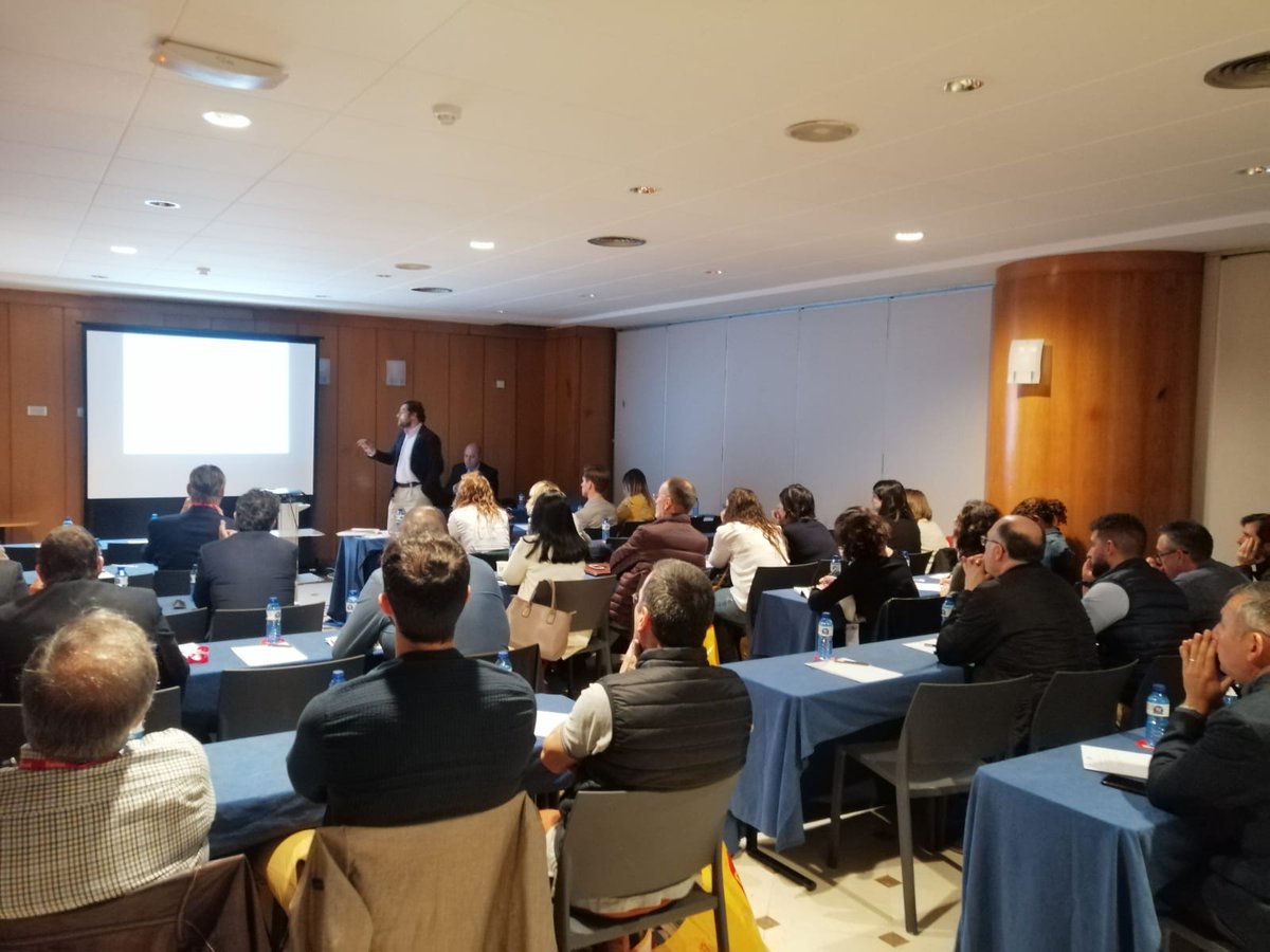 infoconstru's tweet photo. Jose luis Valenciano de @Hispalyt nos habla sobre las soluciones cerámicas 4.0 para una #arquitecturaSostenible 

#dpaforum Valencia

#construccion #arquitectura #juevesdearquitectura https://t.co/ac1VFbzmxk