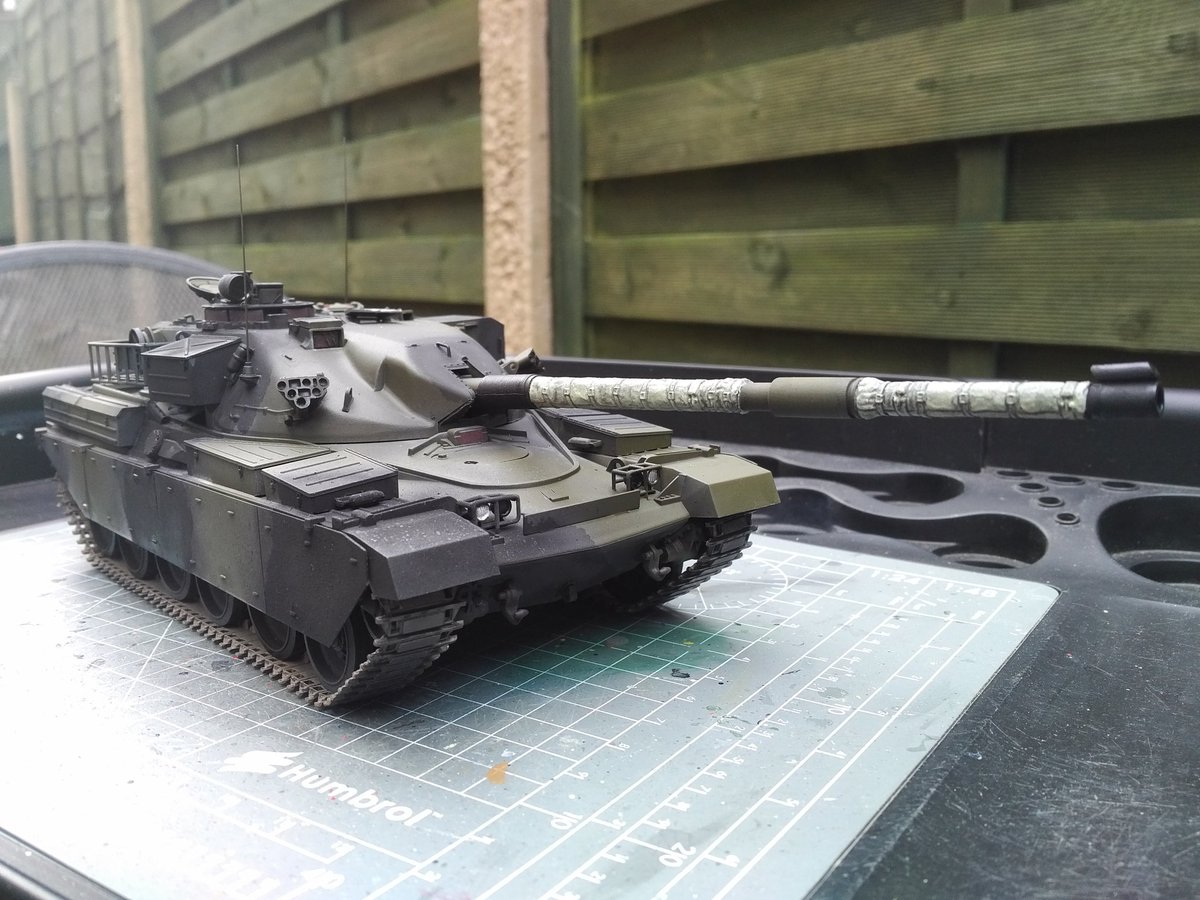 Reetdog_UK's tweet photo. Chieftain pretty much finished.. Just need to add a few decals and the cupola machine gun. Pleased with how it's turned out as it's my first go at Alclad paints. Also pleased with the effect I got on the vision blocks.. a superb kit to put together. #Tamiya #Chieftain #AlcladII https://t.co/GHhUUE7zIu