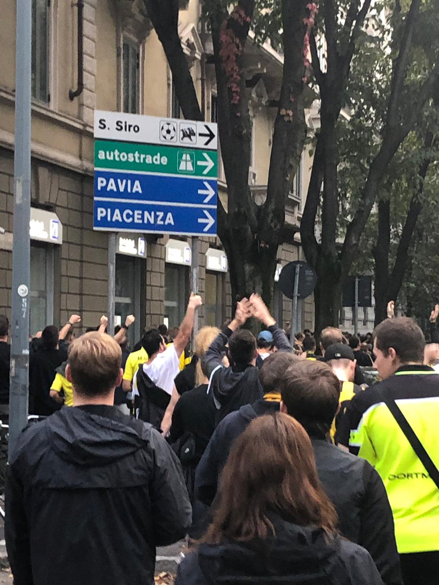 Siissii09's tweet photo. Erinnerungen, die für immer bleiben:
Singend, für unseren @BVB, durch die Straßen von Mailand zu laufen. 🖤💛
#INTBVB #Fanmarsch https://t.co/dcHzzgl6V8