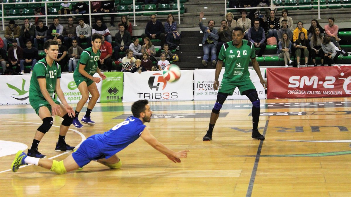 RFEVB's tweet photo. La imagen de la defensa de @adcaceresvolei este pasado sábado, ha sido elegida por abrumadora mayoria como la #FOTOSM2 de la tercera jornada. https://t.co/8DZ8XjtVW2