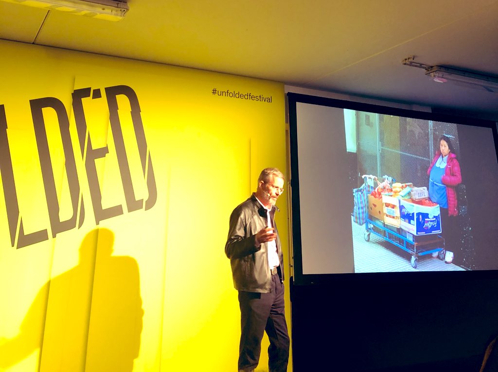 Archetype_DE's tweet photo. Wie stelle ich mich meinen Kunden gegenüber dar und wie gehe ich mit den Beziehungen zu meinen Kunden um? Darüber spricht der Inhaber von @gmundpaper im Eröffnungsvortrag des #unfoldedfestival. #consumercentric | @Birgitmunich &amp; @JuliaThienel sind heute am Tegernsee zu Besuch. 🤗 https://t.co/L8KakcNyGo