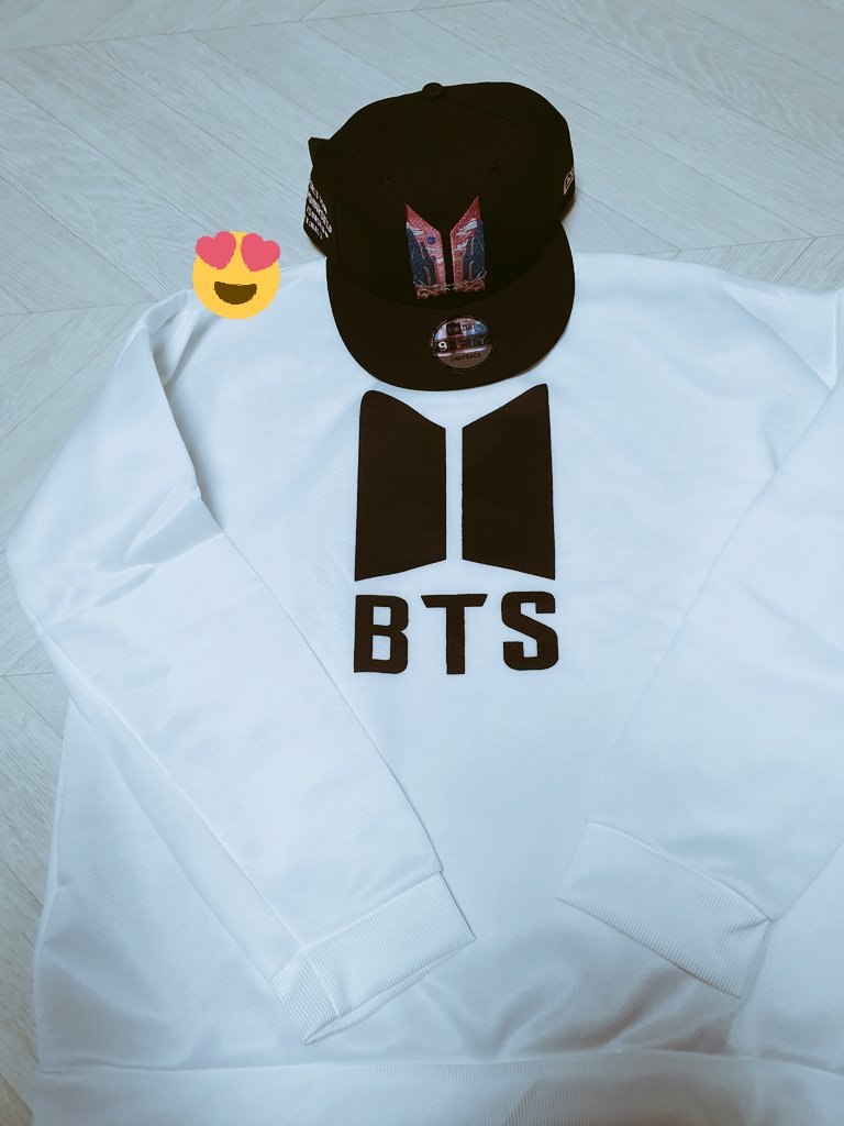 HDR_911's tweet photo. 느므이쁘다으아으아
스냅백 잘삿다으아으아
BTS #GrupoDoAno #POPTimeAwards @BTS_twt https://t.co/qmAVaYS5Q4