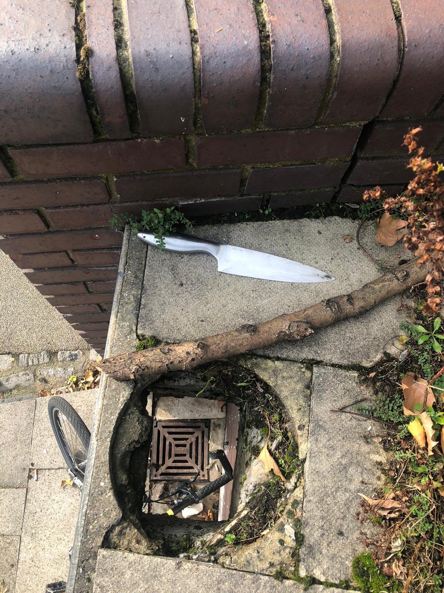MPSTowerHam's tweet image. #TowerHamlets A very large knife 🔪 has been found and removed from the streets of Tower Hamlets the knife was found by STT Team 4 Officers #RTPC #StopKnifeCrime