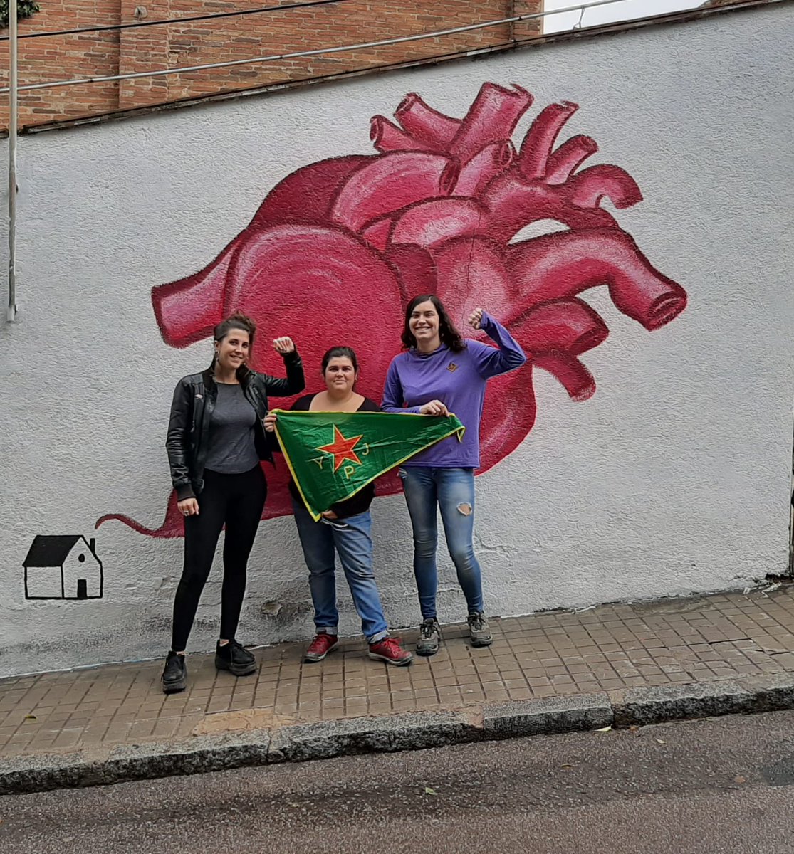 Des de Can Jaumetó tot l'amor per les revolucionàries que estan donant la vida a Rojava! 

#WomenDefendRojava #feministesambrojava 
<a href="/AzadiPlataforma/">Coordinadora Azadî #Riseup4Rojava</a> <a href="/riseup4rojava/">riseup4rojava Marburg</a> <a href="/starrcongress/">Kongra Star Women's Movement Rojava</a>
