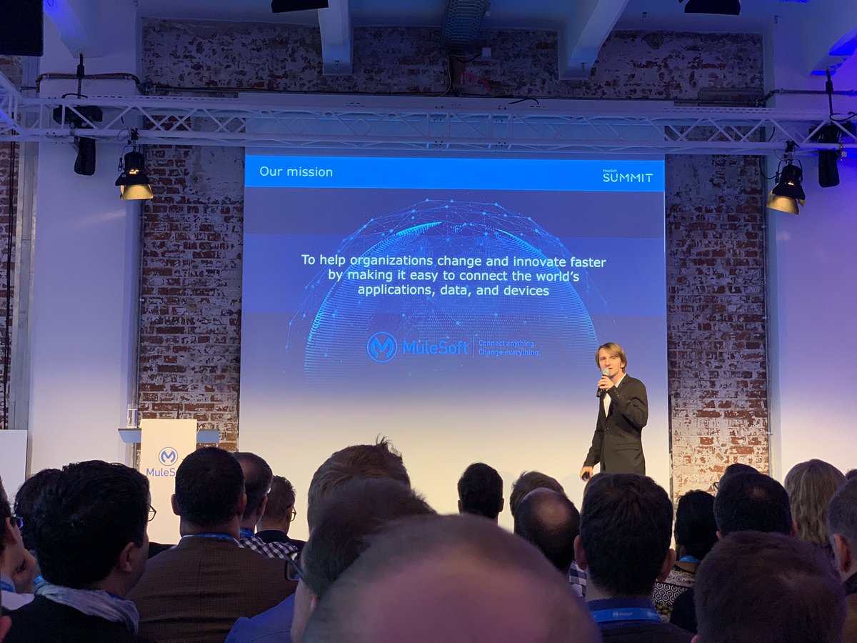 philippneuber's tweet photo. Let’s talk about APIs and Customer Experience @MuleSoft #mulesoftsummit2019 https://t.co/CEUk8QQ1Xi