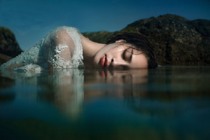 I am like a fish swimming in the sea, I can't detect tears in the ocean.