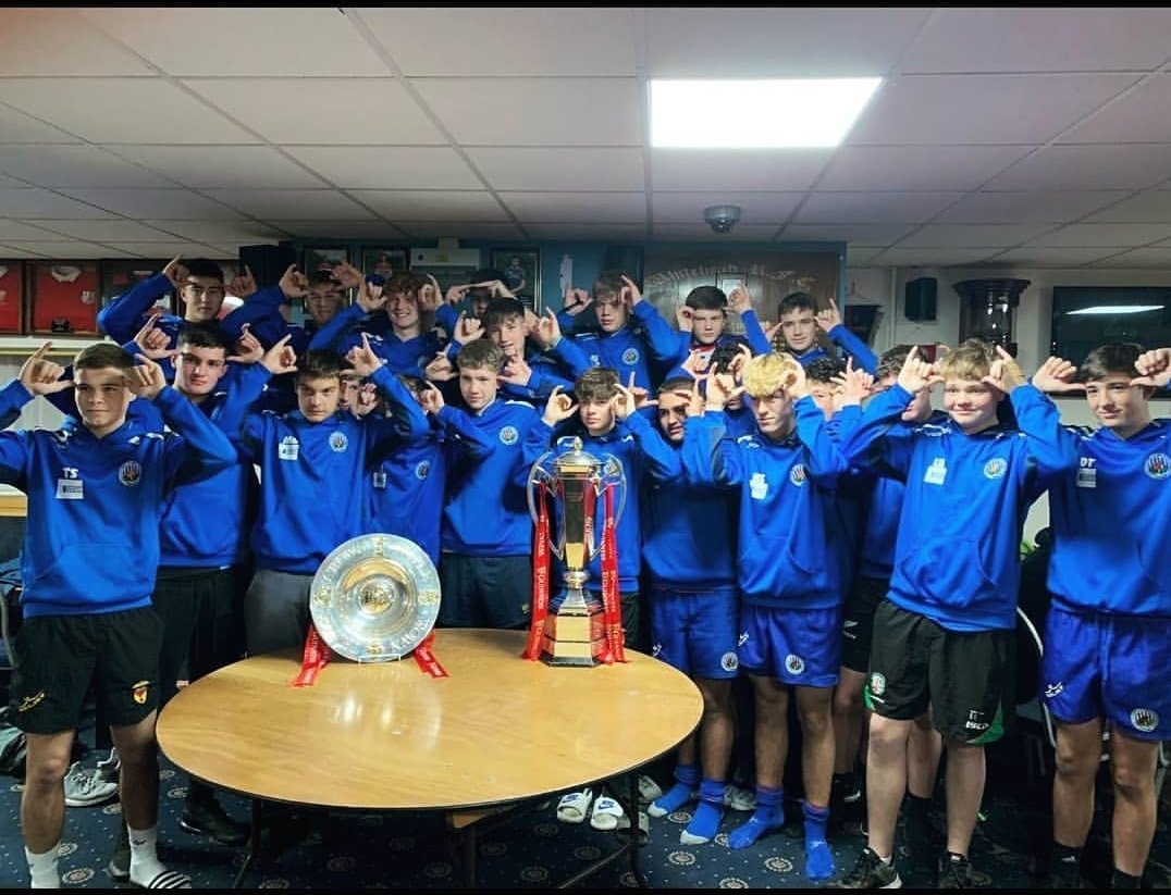🔵⚪ 

Superb photos of our U16's team last night with the Six Nations &amp; Triple Crown trophies and also a tribute to the <a href="/Stags_7s/">Stags 7's</a> &amp; <a href="/aaronwain97/">Aaron Wainwright</a> for this weekend. Great photos lads 👏🏻 #EDDSFAMILY <a href="/WSJRFCU15s/">Whitehead Steelers JRFC U15s</a> <a href="/Steelersjrfc/">Whitehead Steelers</a>