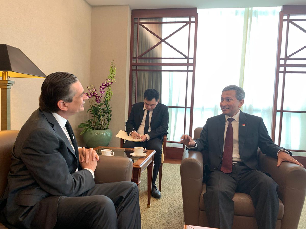 EmbaMexSing's tweet photo. El Emb. @agarcialopezl sostuvo una productiva reunión con el Min. de Asuntos Exteriores 🇸🇬 @VivianBala. Conversaron sobre el excelente momento de la relación bilateral y los preparativos de la visita a #México🇲🇽 del Primer Minsitro de Singapur @leehsienloong en noviembre próximo. https://t.co/JZ9xfD5WZO