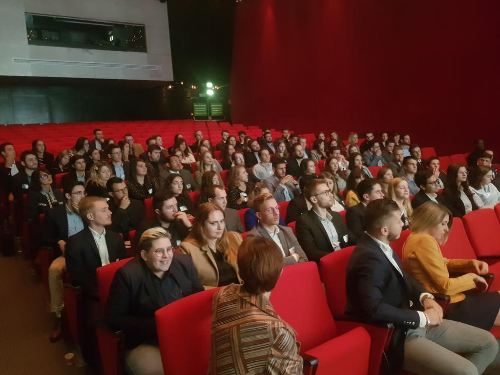 LMetral44's tweet photo. Bienvenue à nos 95 nouveaux alternants ! Heureux de vous accueillir pr nous aider à transformer nos métiers et #CICOuest pour 1 Excellence de la relation client. Avec vous, pour aller plus loin. #Apprentissage #PartagedesSavoirs #Emploi&amp;Territoire https://t.co/vHrbTvOen5